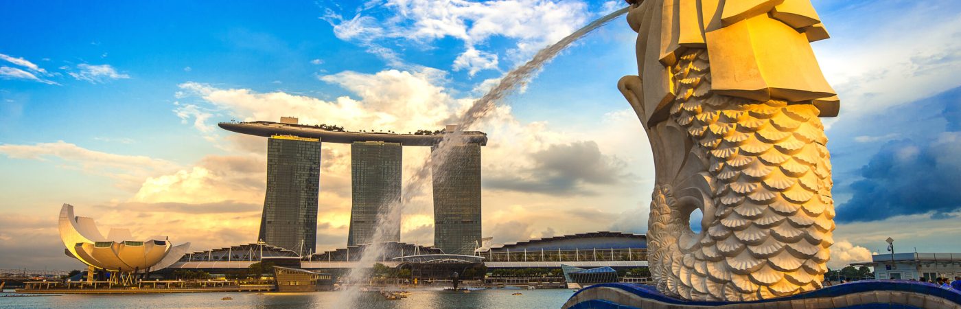 SINGAPORE - AUG 9 ,2017 : Merlion statue and cityscape in Singapore.